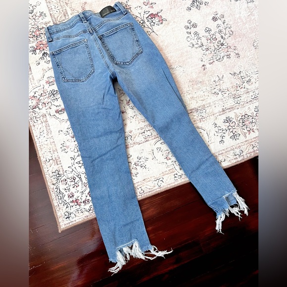Kendall & Kylie “The Relaxed Skinny” Distressed Cropped Jeans 🤍 - Picture 2 of 4